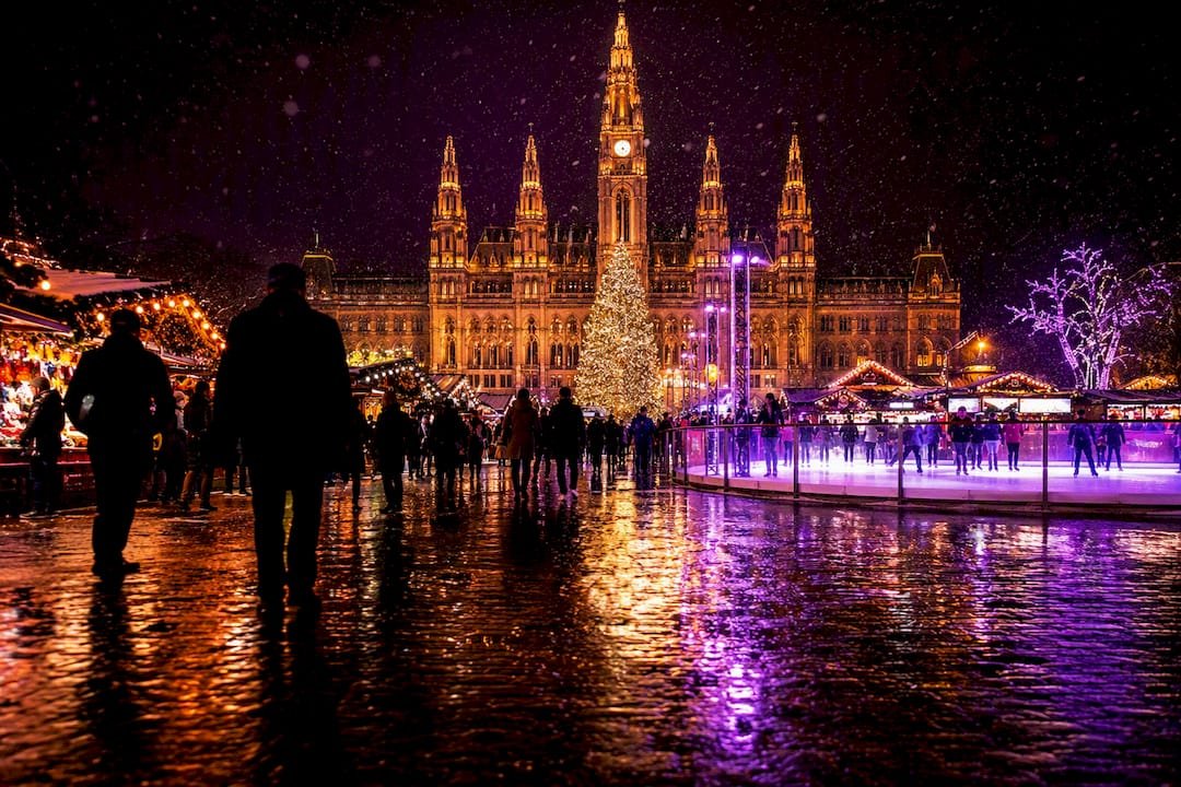 Rathausplatz market with lit tree and City Hall